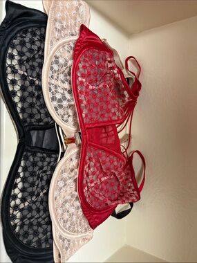 Victoria Secret - 3 pairs Red, ivory, black Lace Unlined Bra - Women